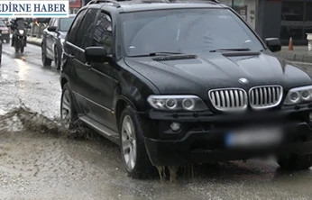 Çarşı merkezindeki çukurlar sürücülerin korkulu rüyası oluyor