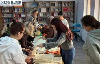 Çocuklar örüyor, anneler birleştiriyor