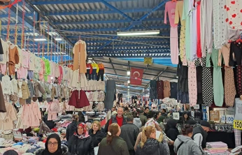 Cuma pazarı dolup taştı