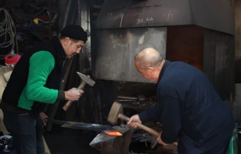 Dedelerinden öğrendikleri demircilik mesleğini sabır ve özveriyle devam ettiriyorlar