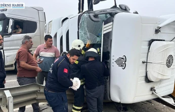 Devrilen tırın kabininde sıkışan sürücü kurtarıldı