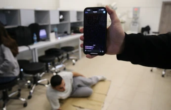 Düşmeyi algılıyor, yardım çağrısı gönderiyor