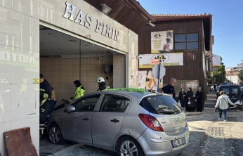 Edirne'de otomobilin ekmek fırınına girdiği kazada 4 kişi yaralandı