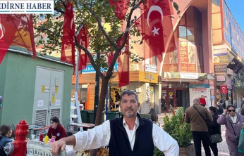 Esnaf, ağacı Türk bayraklarıyla süsledi