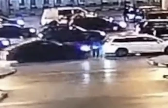 Gümrük memuru iki aracın arasına sıkıştı