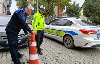 Kaldırımları işgal eden dubalar ve taşlar toplandı