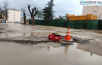 Kaleiçi'nde yol değil çukur var: duba belediyeciliği tepki çekiyor