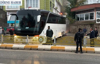 Kayarak yolu kapatan otobüs trafiği kilitledi