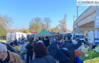 Kışlık ürünler tezgahta yerini aldı, pazarda adım atacak yer kalmadı