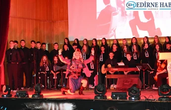 Lise öğrencilerinin 'Yıldan Yıla Sonsuzluğa' gösterisi ilgiyle izlendi