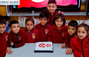 Minik öğrencilerden al bayrağa büyük sevgi