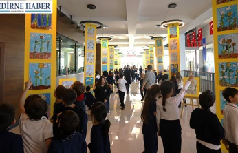 Minik ressamlardan ayçiçekleri sergisi