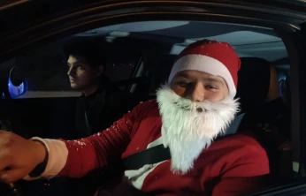 Noel Baba kostümlü sürücü yılbaşı denetimine renk kattı