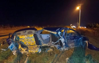 Otomobil ikiye bölündü, sürücü yaralandı