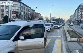 Otomobille elektrikli bisiklet çarpıştı