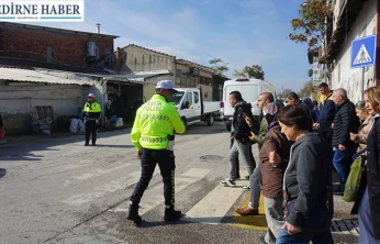 Polis ekiplerinden hem yayalara hem trafiğe kolaylık sağlayan uygulama