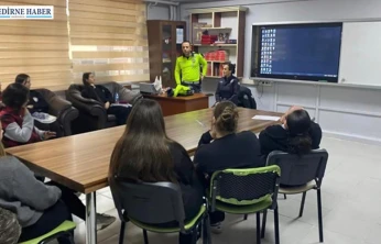 Polislerden öğrencilere kariyer rehberliği