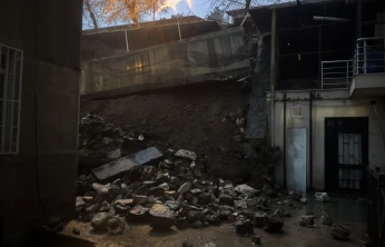 Sağanak nedeniyle bir apartmanın istinat duvarı çöktü