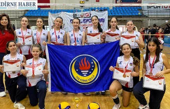 TED Edirne Koleji Yıldız Kız Voleybol takımı il üçüncüsü