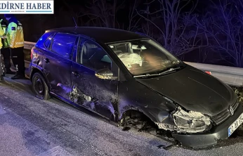 Ters yönde ilerleyen otomobil bariyerlere çarptı: 2 kişi yaralandı