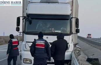 TIR bariyerlere çarparak durabildi