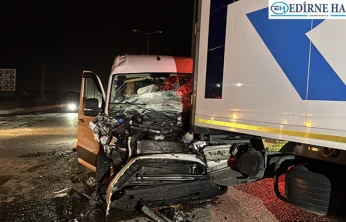 Tıra çarpan panelvanın sürücüsü yaralandı