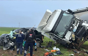 Tırla çarpışan araç hurdaya döndü, sürücü kurtarılamadı
