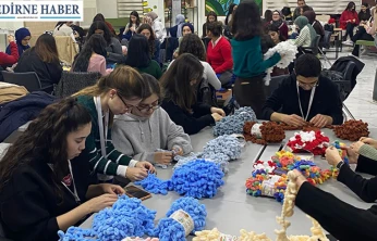 Üniversiteli gençlerden üşüyen miniklere sıcak destek