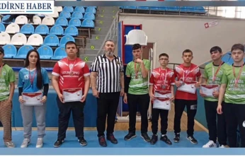 Uzunköprülü öğrencilerden bilek güreşinde büyük başarı