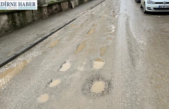 Yağmur sonrası yollar delik deşik oldu