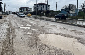 Yağmur yağdı, çukurlar büyüdü: Hilly Otel kavşağı alarm veriyor