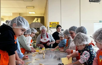 Yarım asırlık usta, saray tatlılarının sırlarını çocuklara anlattı