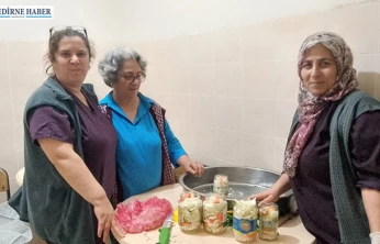 Yaşlılar ve personeller birlikte turşu kurdu