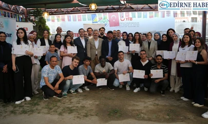 Edirne Uluslararası Öğrenciler Akademisi'ni başarıyla bitiren öğrenciler mezuniyet sevinci yaşadı