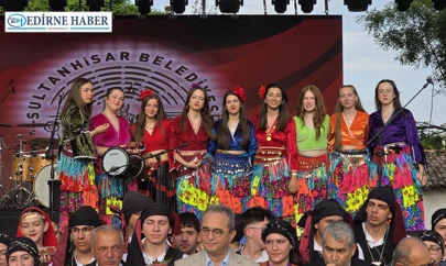 Edirneli gençler Çilek Festivali'nde sahne aldı