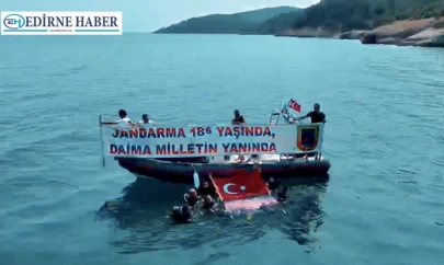 Jandarma ekibi su altında pankart açtı