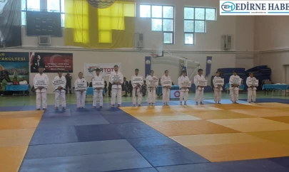 Müsabakalar flama yürüyüşüyle başladı