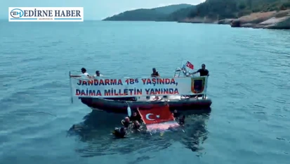 Jandarma ekibi su altında pankart açtı