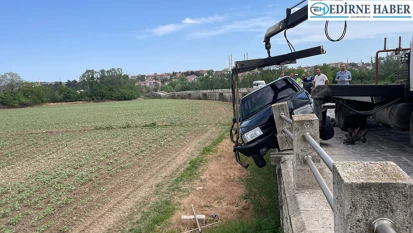 Tarihi köprünün bariyerlerine çarparak durabildi