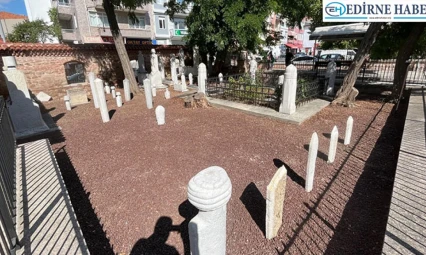 Camilerin hazirelerinde bulunan mezar taşları onarımdan geçirildi