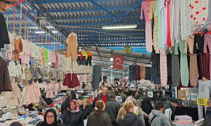 Cuma pazarı dolup taştı