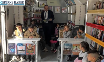 Gezici kütüphane öğrencileri kitapla buluşturuyor