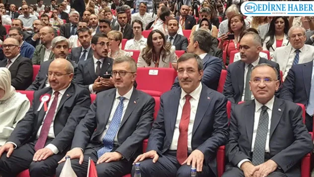 Yılmaz: '15 Temmuz demokrasi kitaplarına örnek olmalı'