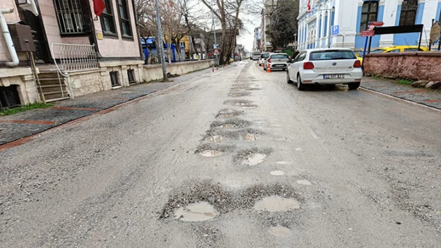 Alt yapı darmaduman: Maarif Caddesi köstebek yuvası