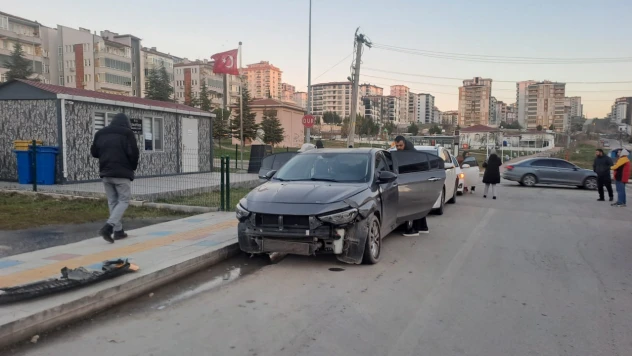 Buzlanma nedeniyle iki farklı kazada 5 araç hasar gördü