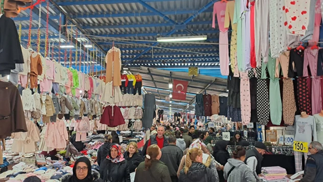 Cuma pazarı dolup taştı