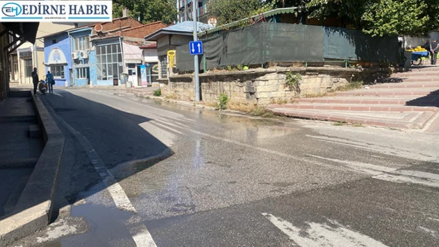 Eski İstanbul Caddesi'nde Su Patlağı Bir Haftadır Onarılmayı Bekliyor