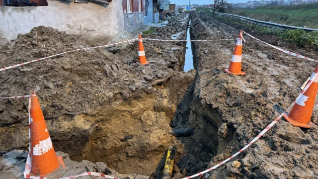 Göçük altında kalan 3 işçi hastaneye kaldırıldı