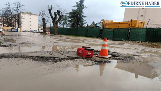Kaleiçi'nde yol değil çukur var: Duba belediyeciliği tepki çekiyor