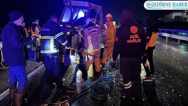 Kazada traktörde sıkışan sürücüyü itfaiye ekipleri kurtardı